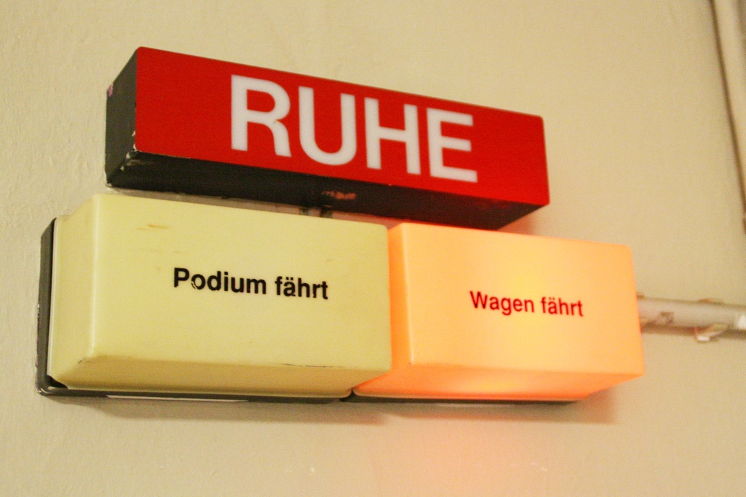 Eine typische Anzeige auf der Hinterbühne eines Theaterhauses. Foto: Bärbel Mäkeler