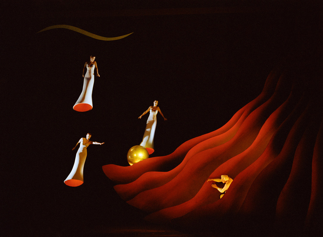 Das erste Bild aus dem «Rheingold», von Ruth Berghaus 1985 in Frankfurt inszeniert, Foto: Mara Eggert