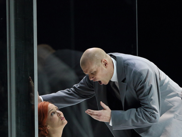 Marlis Petersen als Lulu und Bo Skovhus (Dr. Schön) in der Inszenierung von Dmitri Tcherniakov an der Bayerischen Staatsoper in München. Foto: Wilfried Hösl