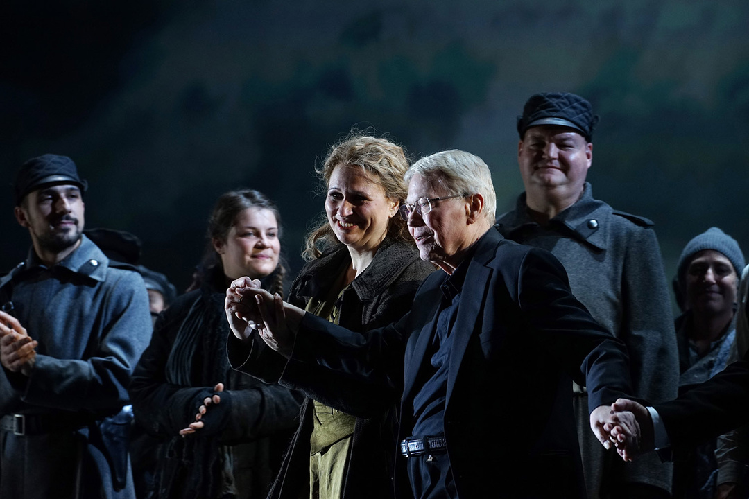 Anja Kampe und Harry Kupfer beim Schlussapplaus nach der Premiere von Schostakowitschs «Lady Macbeth von Mzensk» im Nationaltheater München (November 2016), Foto: picture-alliance