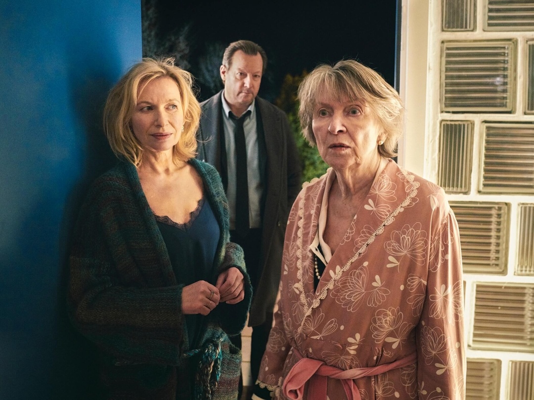 Polizeiruf 110: Nachtdienst. Elisabeth Schwarz (rechts) mit den Kollegen Matthias Brandt und Therese Hämer. Bild: BR/die film gmbh/Hendrik Heiden