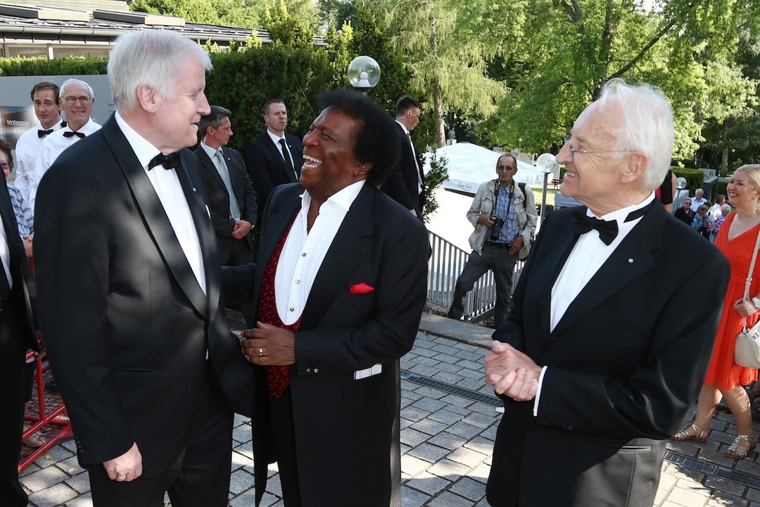 Horst Seehofer, Roberto Blanco und Edmund Stoiber bei der Premiere von «Tannhäuser» bei den Bayreuther Festspielen 2014, Foto: picture alliance/Eventpress