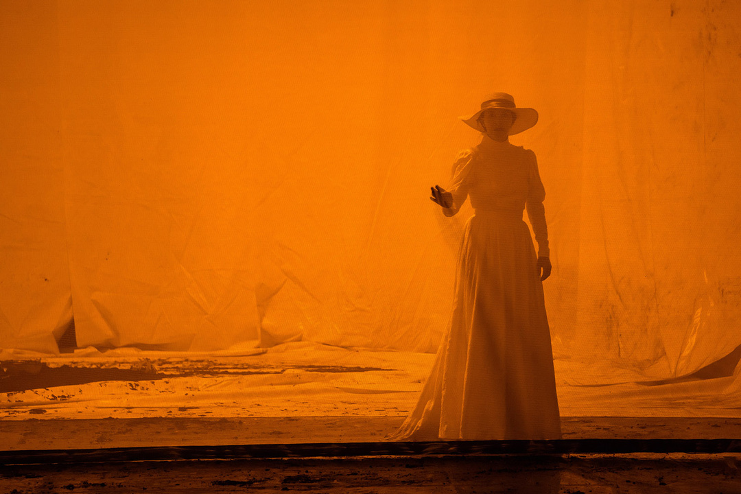 Szene aus «paradies fluten - teil eins der klimatrilogie» am Akademietheater Wien (2017), inszeniert von Robert Borgmann, Foto: Georg Soulek/Burgtheater
