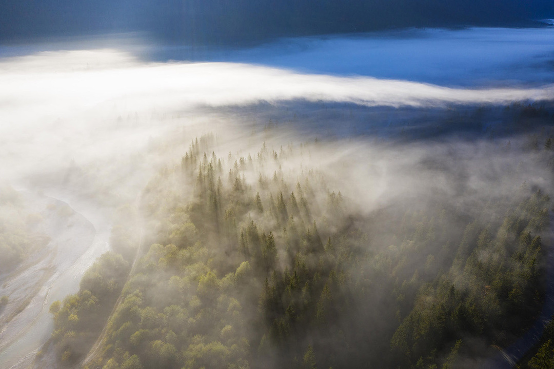 Friedlicher natürlicher Nebel über dem Oberen Isartal. Foto: Drohnenaufnahme/picture alliance/imageBROKER