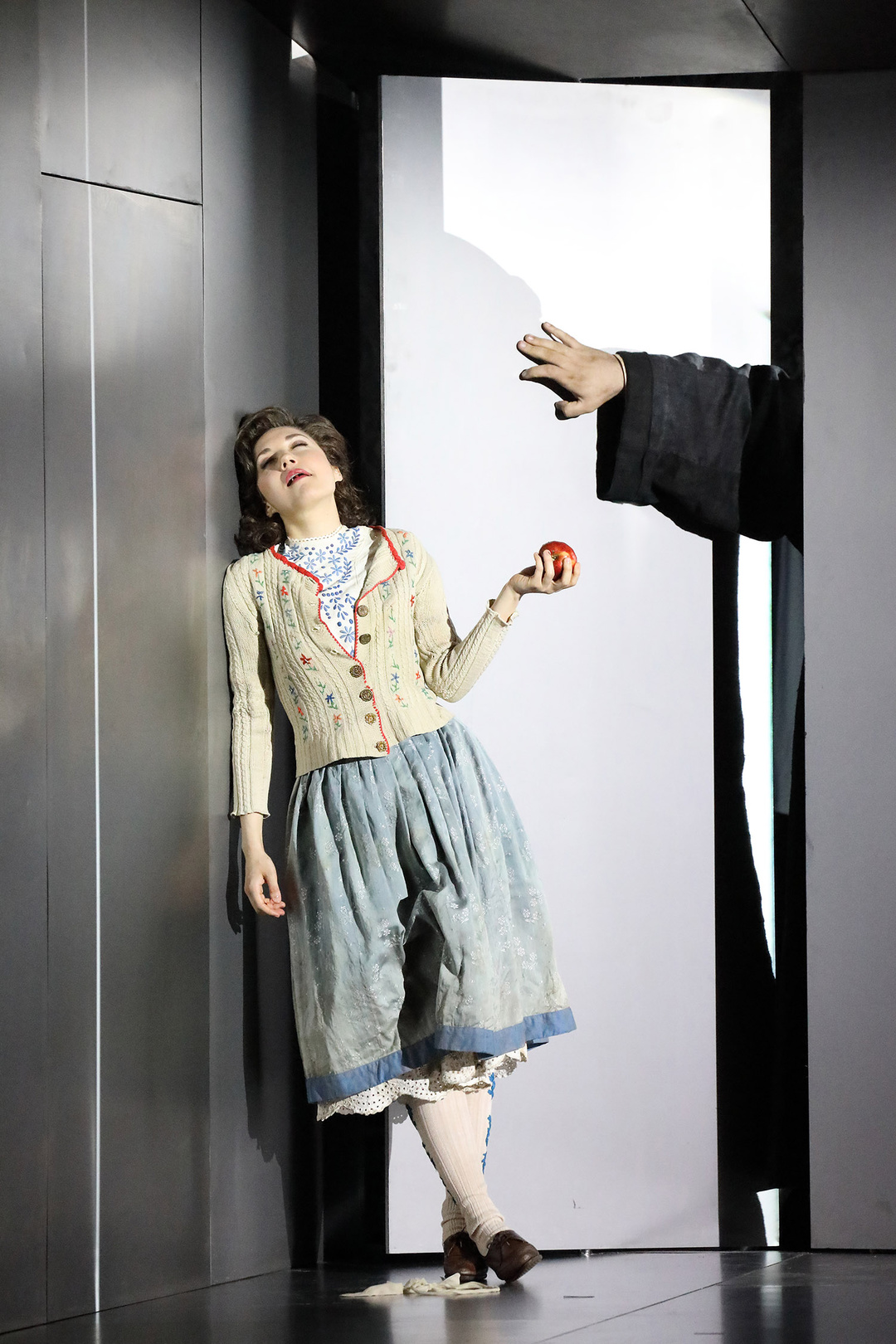 Anna El-Khashem als Snegurotschka in «Zeig mit deine Wunder», Foto: Wilfried Hösl/Bayerische Staatsoper