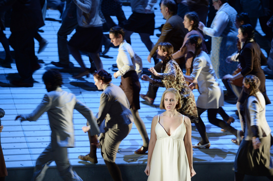Szene aus Bellinis «Sonnambula» an der Oper Frankfurt, mit Brenda Rae als Amina, Foto Barbara Aumüller