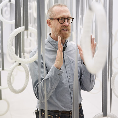 William Forsythe in seiner Installation «Fact of Matter», Foto: Dominik Mentzos