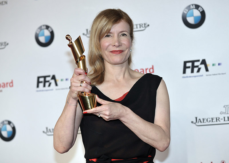 Esther Walz freut sich über die Auszeichnung in der Kategorie «Bestes Kostümbild» bei der Verleihung des 66. Deutschen Filmpreises, Foto: Klaus-Dietmar Gabbert/dpa
