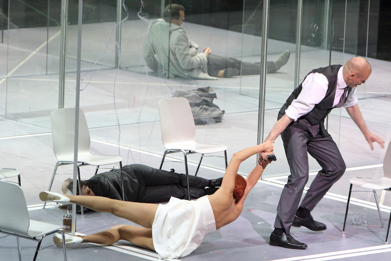 Marlis Petersen als Lulu und Bo Skovhus (Jack the Ripper) in der Inszenierung von Dmitri Tcherniakov an der Bayerischen Staatsoper in München. Foto: Wilfried Hösl