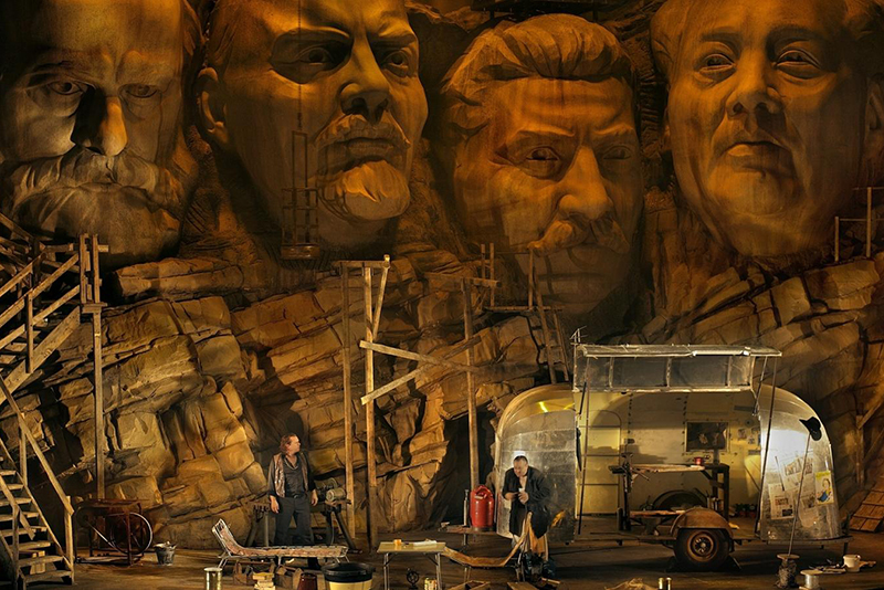 Mount Rushmore beim «Siegfried» in Castorfs «Ring» in Bayreuth, Foto: Bayreuther Festspiele/Enrico Nawrath