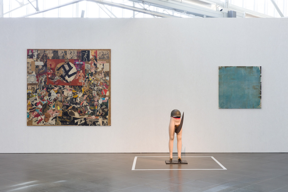Hans-Peter Alvermann: Warten auf Nürnberg von 1966 – die Leihgabe der Gedenkstätte Lidice schreit nach Gerechtigkeit für die Opfer (Arbeit in der Mitte). Links ein Gemälde von Boris Lurie, Ausstellungsansicht Ludwig Forum Aachen, 2018. Foto: Carl Brunn 