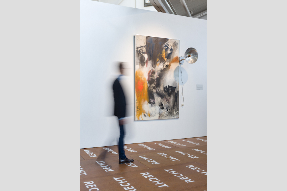 Peter Weibels Wiener Aktion «Das Recht mit Füßen treten» von 1968 kann man in der Ausstellung mit jener heiteren Gelassenheit nachspielen, die Künstlern ausgegangen war. Ausstellungsansicht Ludwig Forum Aachen, 2018. Foto: Carl Brunn 
