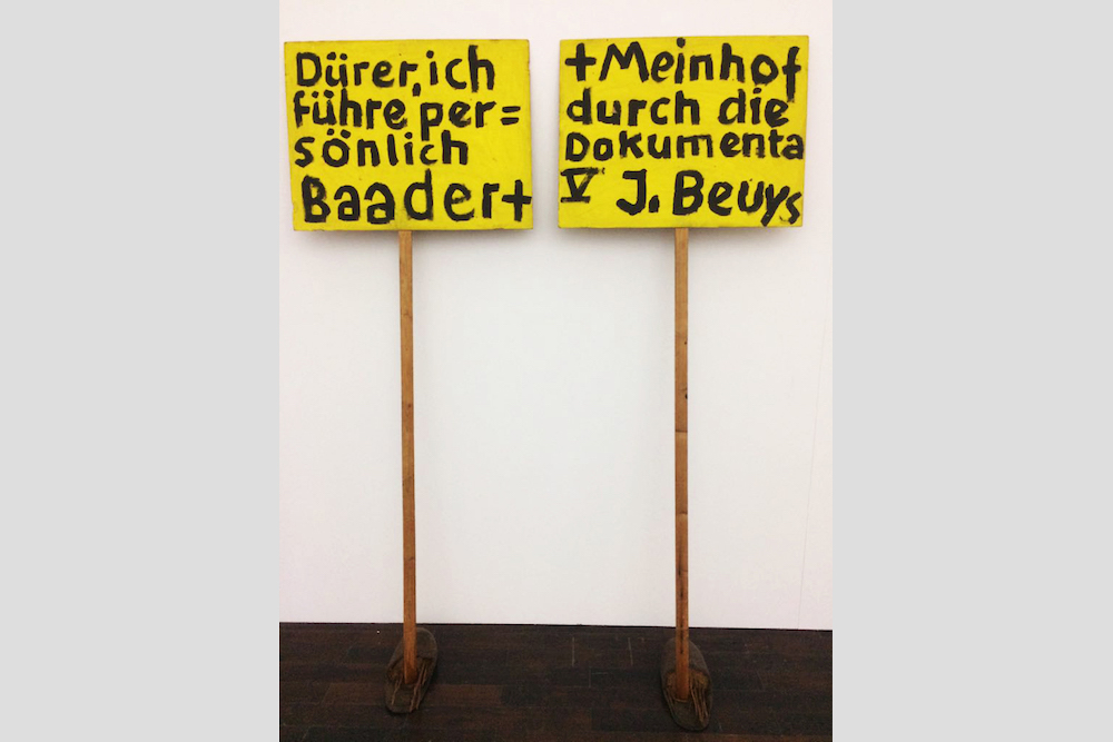 Die provozierenden Tafeln von Joseph Beuys in Filzpantoffeln an der Museumswand: Überbleibsel von Kunstaktionen sind liegengeblieben wie abgestreifte Schlangenhäute. Foto: Bernd Feuchtner