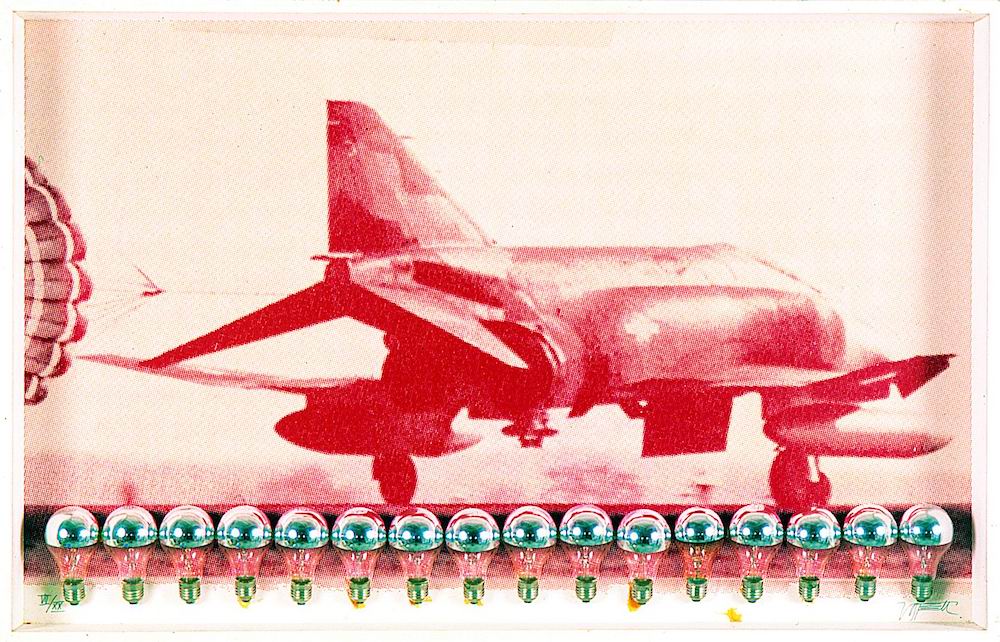 Wolf Vostells Phantom-Bomber mit Bremsfallschirm ließ die neuartigen, verspiegelten Glühbirnen gefährlich aussehen: die verspiegelte Kappe ähnelt der Fallschirmform, Ausstellungsansicht Ludwig Forum Aachen, 2018.