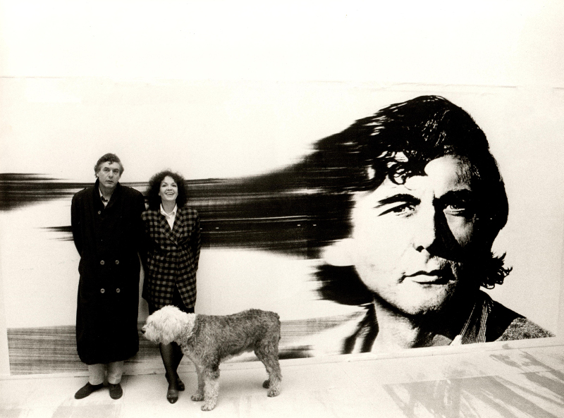 Hans Neuenfels und Elisabeth Trissenaar vor dem Neuenfels-Plakat der Wiener Festwochen 1987.