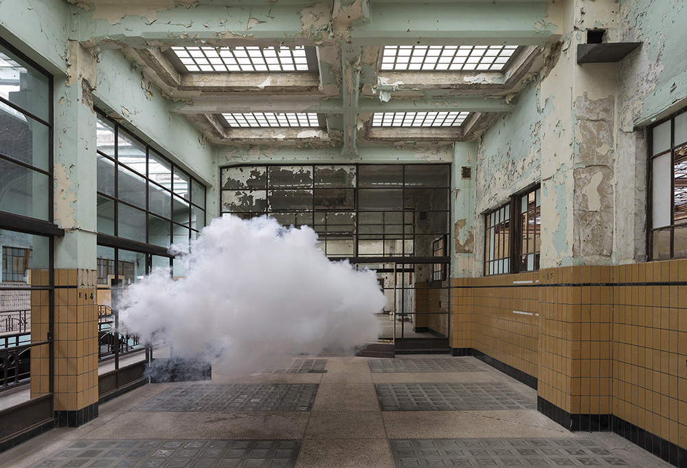 Berndnaut Smilde, Nimbus Dumont 2014, Foto: Cassander Eeftinck Schattenkerk