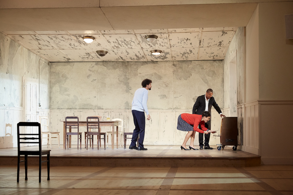 Ernest Allan Hausmann und seine Kollegen in «Mittelreich - inszeniert von Anta Helena Recke», Münchner Kammerspiele, Foto: Judith Buss