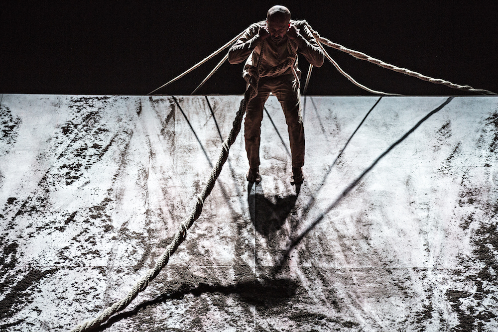 Akram Khan in «Xenos», Foto: Jean Louis Fernandez