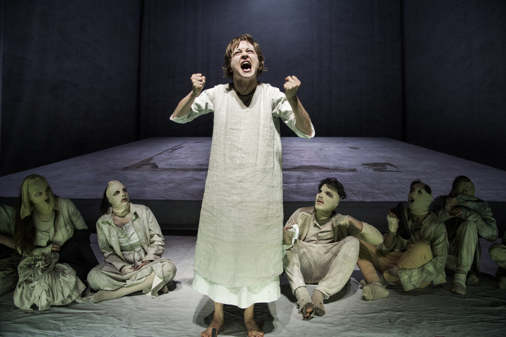 Als Njurka in «Zement» von Heiner Müller am Residenztheater München 2013. Foto: Armin Smailovic