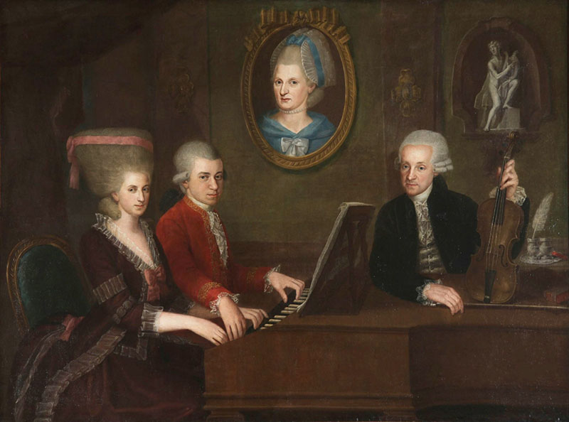 Die Mozarts im Jahr 1780: Wolferl und Nannerl am Klavier, Vater Leopold mit Geige und Mutter Maria Anna selig auf dem Bild im Hintergrund (Ölgemälde von Nepomuk della Croce)