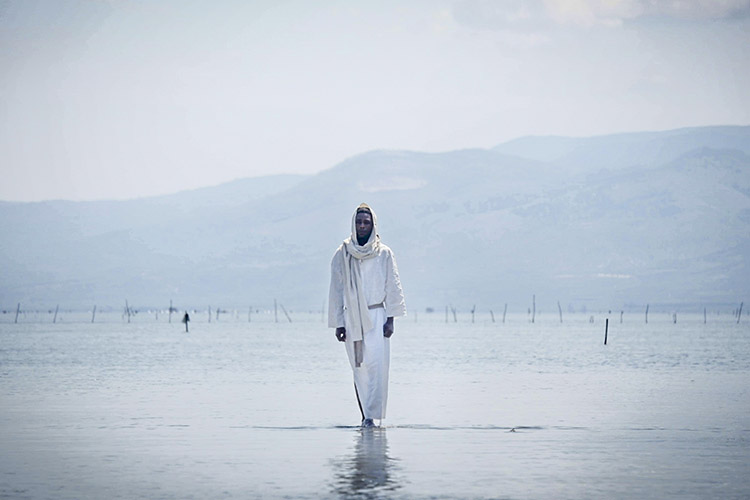 Yvan Sagnet wandelt als Jesus über das Wasser. ©2019 Fruitmar-ket/Langfilm. Videostill von Thomas Eirich-Schneider